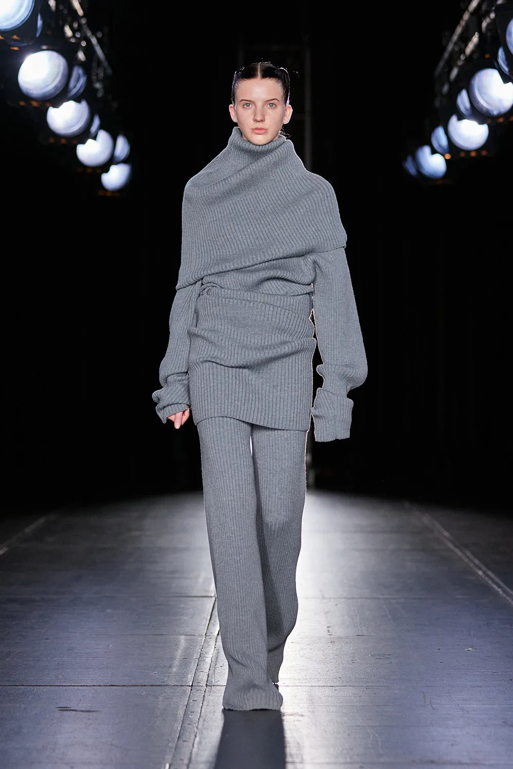 COVERED SHOULDER TURTLENECK