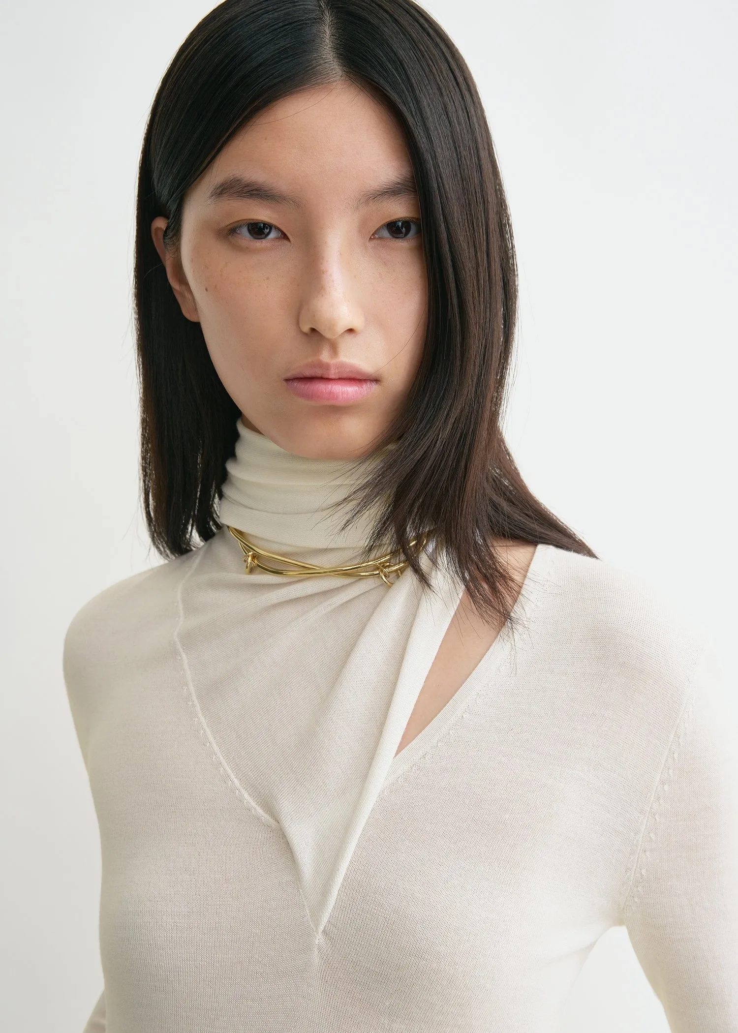 Draped-scarf fine knit off-white