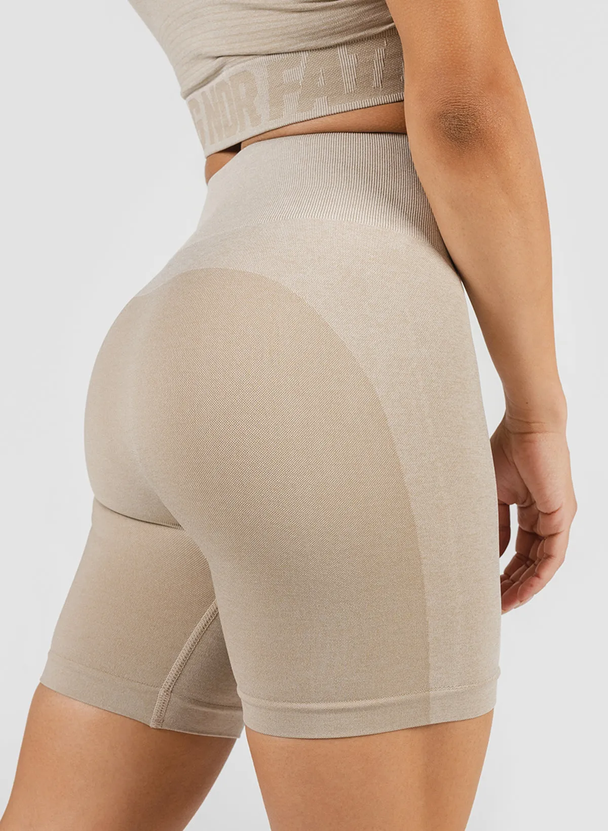 SEAMLESS BIKER SHORTS - SAND